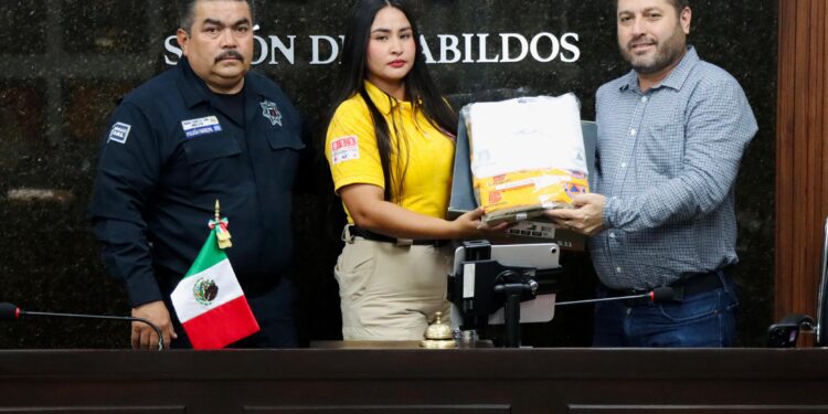 José Paz López Elenes entrega uniformes y calzado a elementos de Protección Civil y Bomberos de Badiraguato