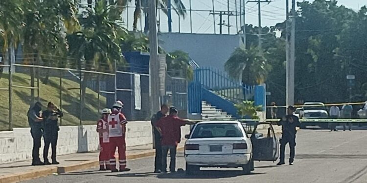 Ejecutan a balazos a policía municipal frente a la preparatoria Zapata