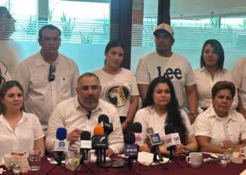 Manuel Espinoza levanta la mano para dirigir el Stasac