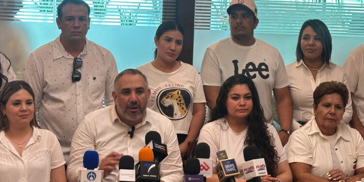 Manuel Espinoza levanta la mano para dirigir el Stasac