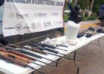 En Navolato, Grupo Interinstitucional asegura un vehículo con fusiles, rifles, municiones y droga