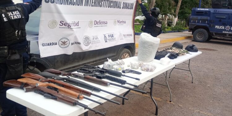 En Navolato, Grupo Interinstitucional asegura un vehículo con fusiles, rifles, municiones y droga