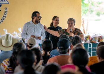Juan de Dios Gámez dialoga y hace nuevos compromisos con familias de Laguna de Canachi
