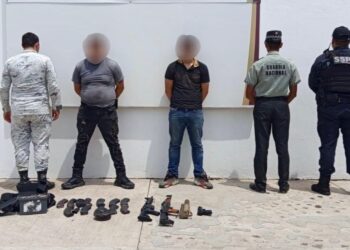 Detienen a dos jóvenes armados, aseguran armas, una motocicleta y un vehículo con reporte de robo en Culiacán