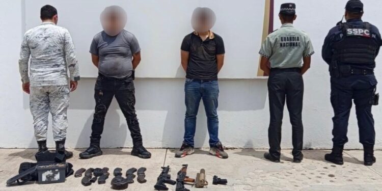 Detienen a dos jóvenes armados, aseguran armas, una motocicleta y un vehículo con reporte de robo en Culiacán