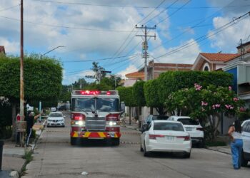 Veladora provoca incendio en la segunda planta de una residencia de Montebello