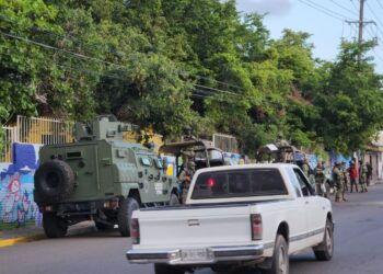 Balean a ciudadano al oponerse a ser despojado de su camioneta en Providencia