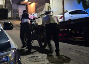 Muere joven al derrapar motocicleta y chocar contra un macetero en Lomas del Sol