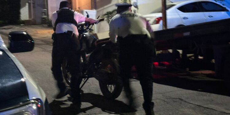 Muere joven al derrapar motocicleta y chocar contra un macetero en Lomas del Sol