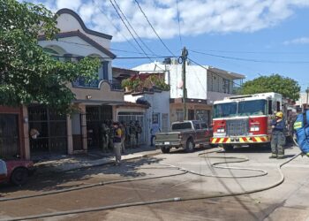 Militares rescatan a una adulta mayor de una casa en llamas en Tierra Blanca