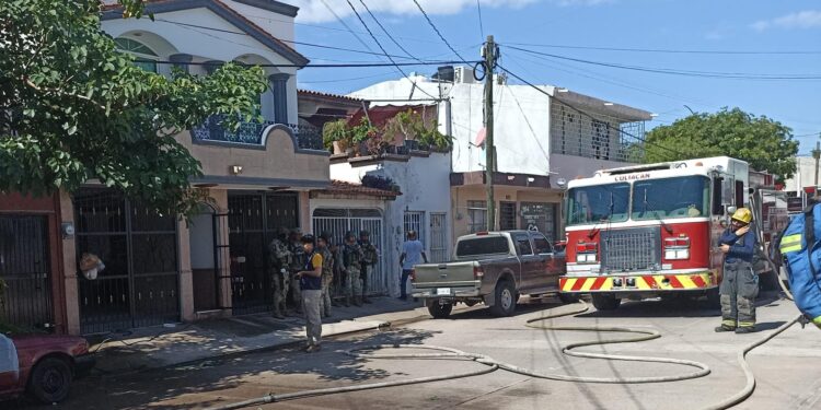 Militares rescatan a una adulta mayor de una casa en llamas en Tierra Blanca