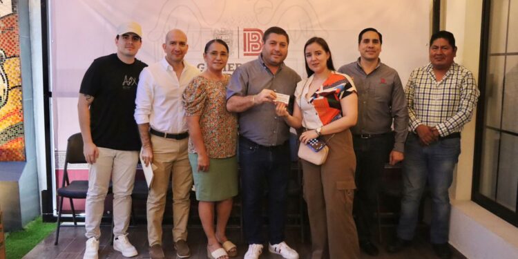 José Paz López entrega bono educativo a personal sindicalizado del Ayuntamiento de Badiraguato