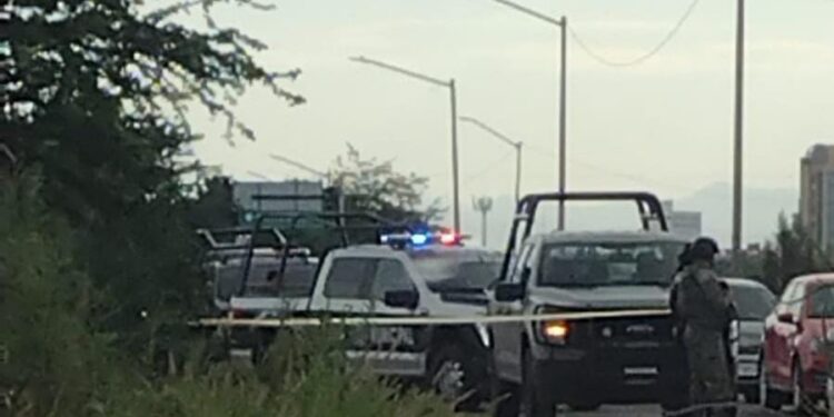 Hallan a un hombre ejecutadona balazos y con un narcomensaje en el eje Federalismo