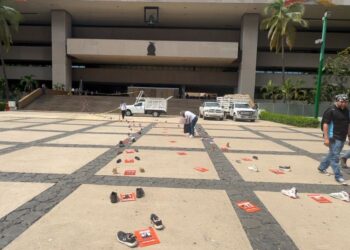 Sabuesos Guerreras protesta en Palacio de Gobierno con zapatos de los desaparecidos en Sinaloa
