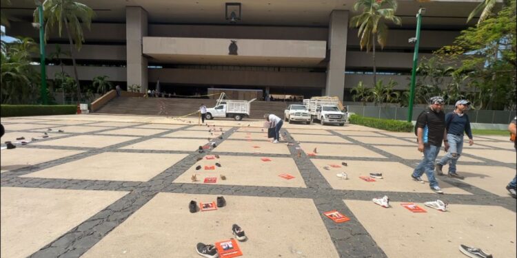 Sabuesos Guerreras protesta en Palacio de Gobierno con zapatos de los desaparecidos en Sinaloa