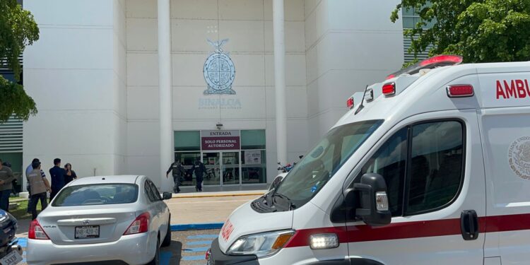 Intentan levantar a una persona frente a la USE y escapa herida al introducir al Registro Civil