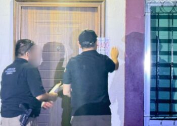 Armas, cargadores, cartuchos, presunta droga y equipo táctico fueron asegurados al cumplimentar una orden de cateo en Culiacán
