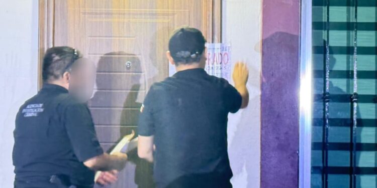 Armas, cargadores, cartuchos, presunta droga y equipo táctico fueron asegurados al cumplimentar una orden de cateo en Culiacán