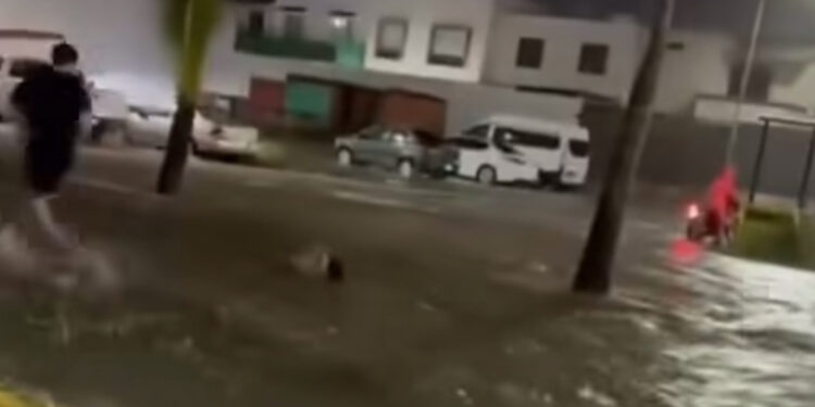 Rescatan a dos niñas arrastradas por la corriente durante fuertes lluvias en Mazatlán