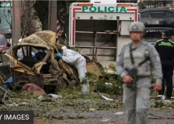 Un atentado con explosivos contra una base militar y el derribo de un helicóptero de la policía dejan al menos 18 muertos y decenas de heridos en Colombia