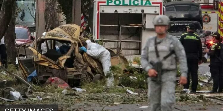 Un atentado con explosivos contra una base militar y el derribo de un helicóptero de la policía dejan al menos 18 muertos y decenas de heridos en Colombia