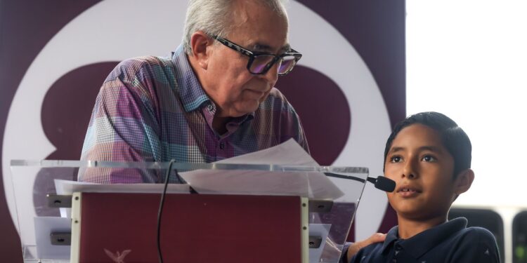 Rocha considera sugerencias para la organización de fiestas patrias en Culiacán