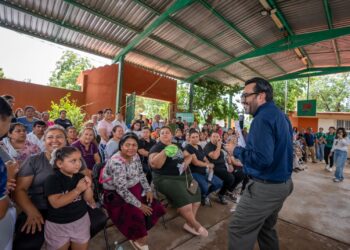 Juan de Dios Gámez escucha y dialoga con familias de La Campana
