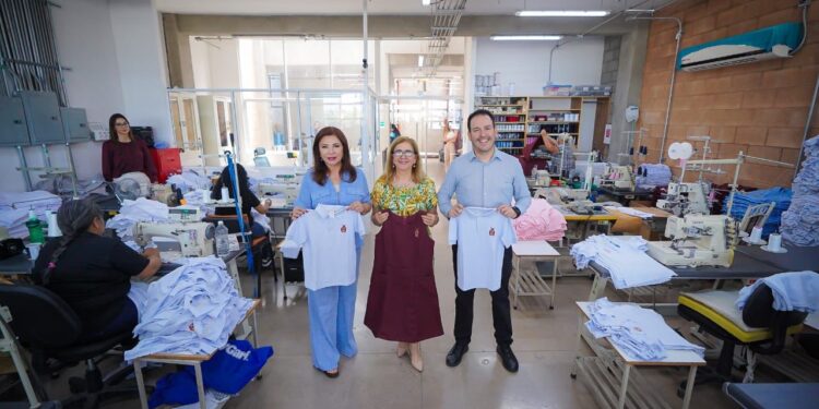 Supervisan Economía y SEPyC arranque del canje gratuito de uniformes y útiles escolares en Sinaloa