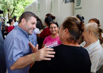 Alcalde de Badiraguato entrega cerca de 400 tinacos para mitigar los efectos de la sequía en Soyatita y Tameapa