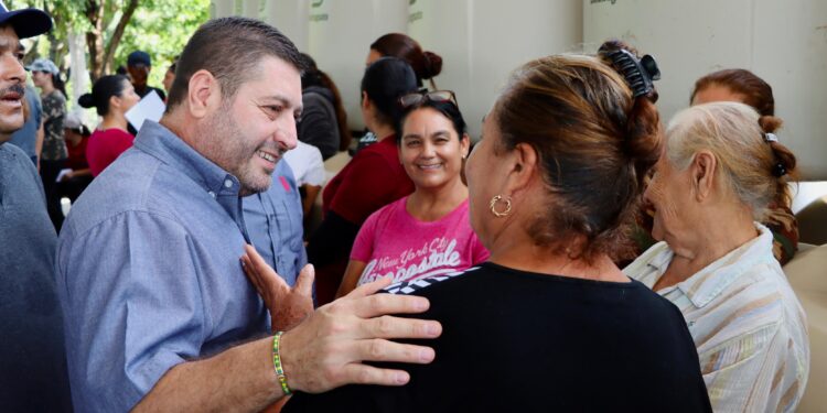 Alcalde de Badiraguato entrega cerca de 400 tinacos para mitigar los efectos de la sequía en Soyatita y Tameapa