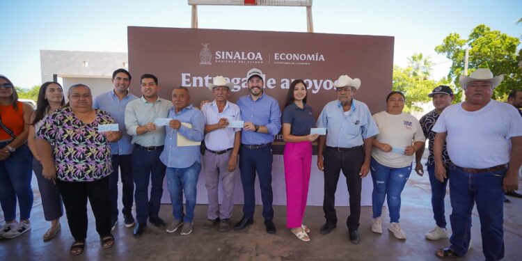 Sectores productivos de Altata reciben apoyos económicos en seguimiento al compromiso del gobernador Rubén Rocha Moya