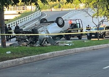 Un joven murio y otro sufrió graves lesiones en volcánica de auto en el Malecón Nuevo