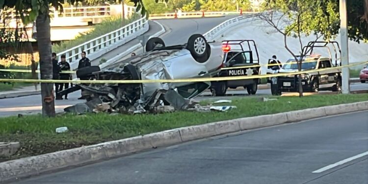 Un joven murio y otro sufrió graves lesiones en volcánica de auto en el Malecón Nuevo