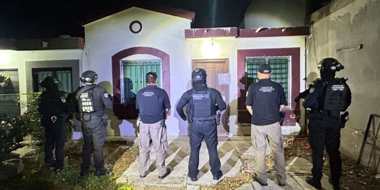 Autoridades Federales catean una casa de Urbivillas del Cedro y aseguran un arsenal