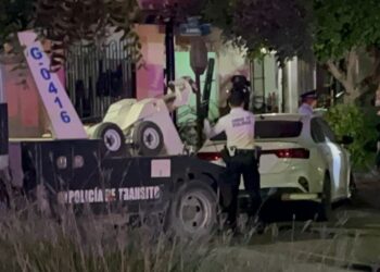 Detienen a dos presuntos robacarros durante persecución en el sector de Cedros