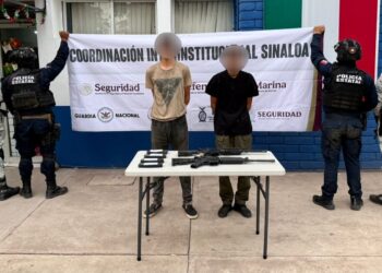En Culiacán, el Grupo Interinstitucional detiene a 2 civiles con armas largas y municiones; uno es menor de edad