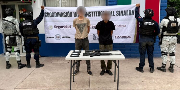 En Culiacán, el Grupo Interinstitucional detiene a 2 civiles con armas largas y municiones; uno es menor de edad