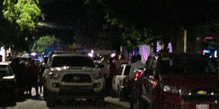 Grupo de sicarios atacó a balazos dos hermanos en una vivienda de la Felipe Ángeles; uno falleció y el otro resultó con heridas graves