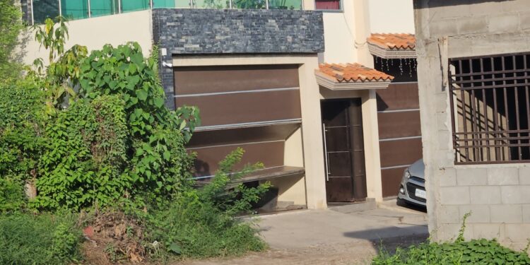 Atacan a balazos e intentan quemar una casa de dos plantas en la colonia Amado Nervo