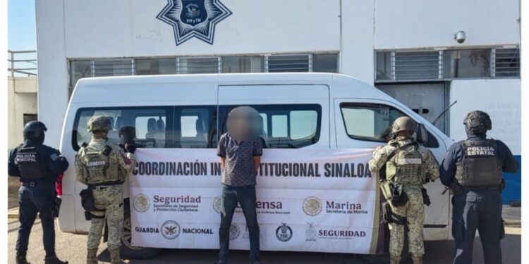 En Villa Juárez, el Grupo Interinstitucional asegura a un civil que circulaba en un vehículo con reporte de robo