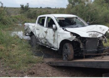 En un canal en los limites de Culiacán y Navolato hallan una camioneta, cargadores abastecidos, cartuchos útiles y artefactos explosivos
