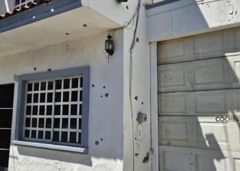 Atacan a balazos por varios minutos una residencia de dos plantas en la Miguel Aleman