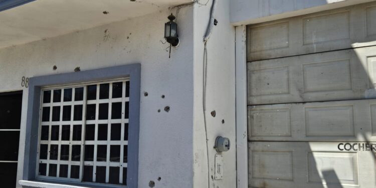 Atacan a balazos por varios minutos una residencia de dos plantas en la Miguel Aleman