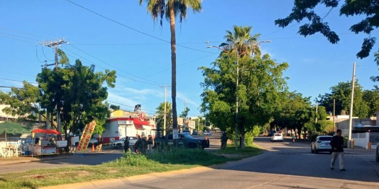 Atacan a balazos a empleado de un negocio de venta de Hot Dogs y Hamburguesas 