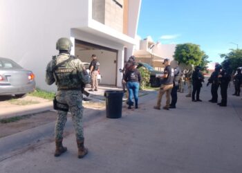 Tras cumplimentar una orden de cateo en Stanza Cantabria, el Grupo Interinstitucional asegura armas, cargadores, cartuchos, equipo táctico y un vehículo
