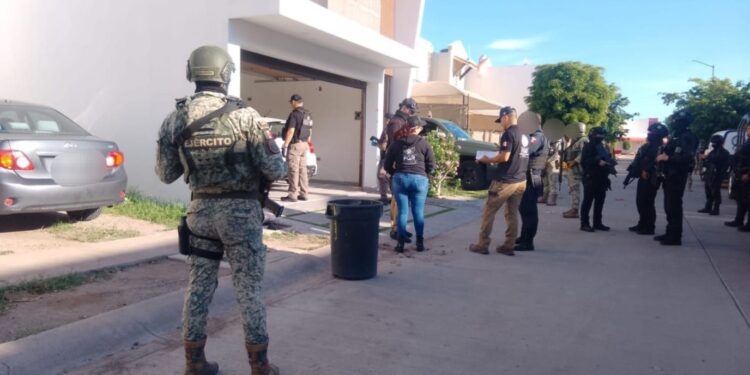 Tras cumplimentar una orden de cateo en Stanza Cantabria, el Grupo Interinstitucional asegura armas, cargadores, cartuchos, equipo táctico y un vehículo