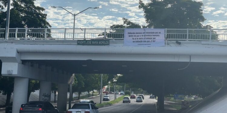 A un año de la violencia amanecen mantas con mensajes de paz en Culiacán