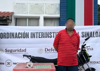 Detienen a civil con droga y motocicleta con reporte de robo en Culiacán