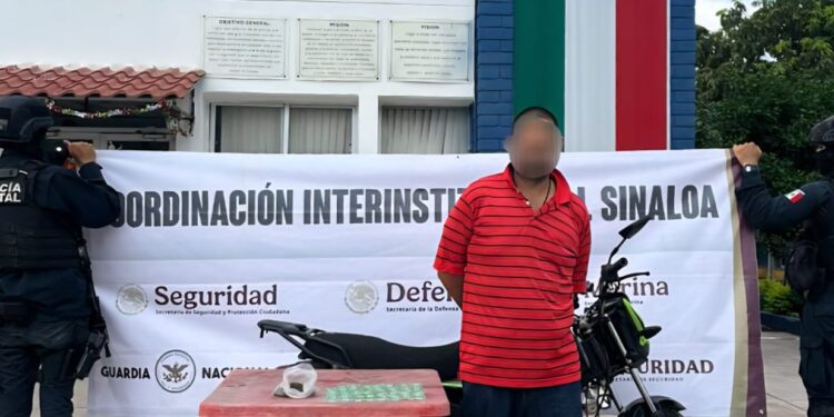 Detienen a civil con droga y motocicleta con reporte de robo en Culiacán