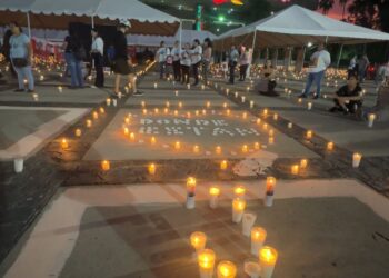 Familias de desaparecidos prenden 5 mil veladoras en Palacio de Gobierno en exigencia de justicia